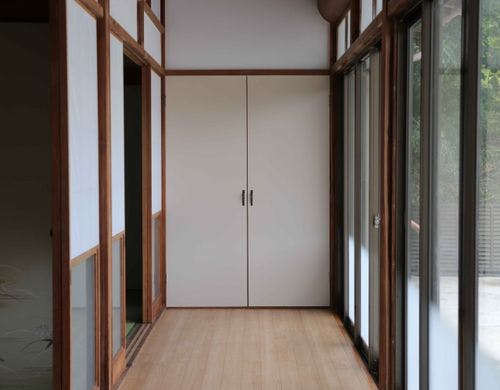 障子とガラス戸が織りなす縁側風の廊下