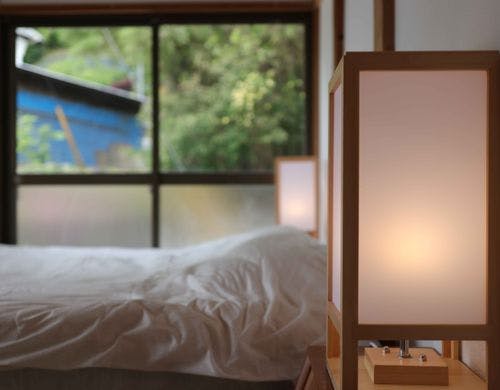 旅の疲れをやさしく癒すベッドサイドの演出