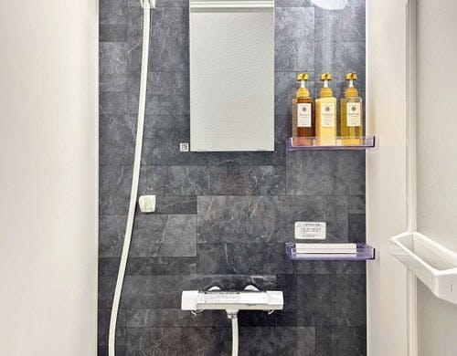 シンプルで清潔感溢れるシャワールーム