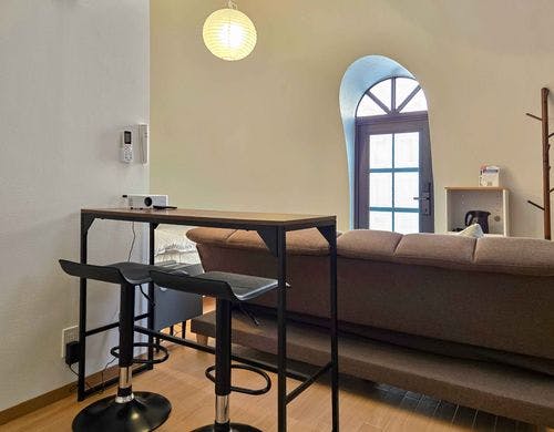 食事や作業に便利なカウンターテーブル付き