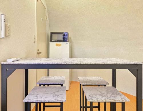 大理石調のテーブル