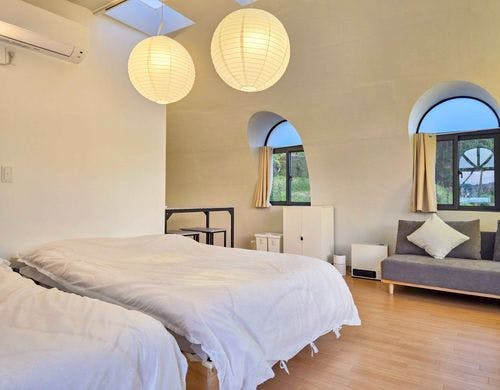 大きな窓と高い天井が開放的な空間