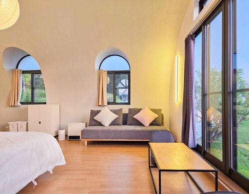 緑を望む窓際のくつろぎスペース