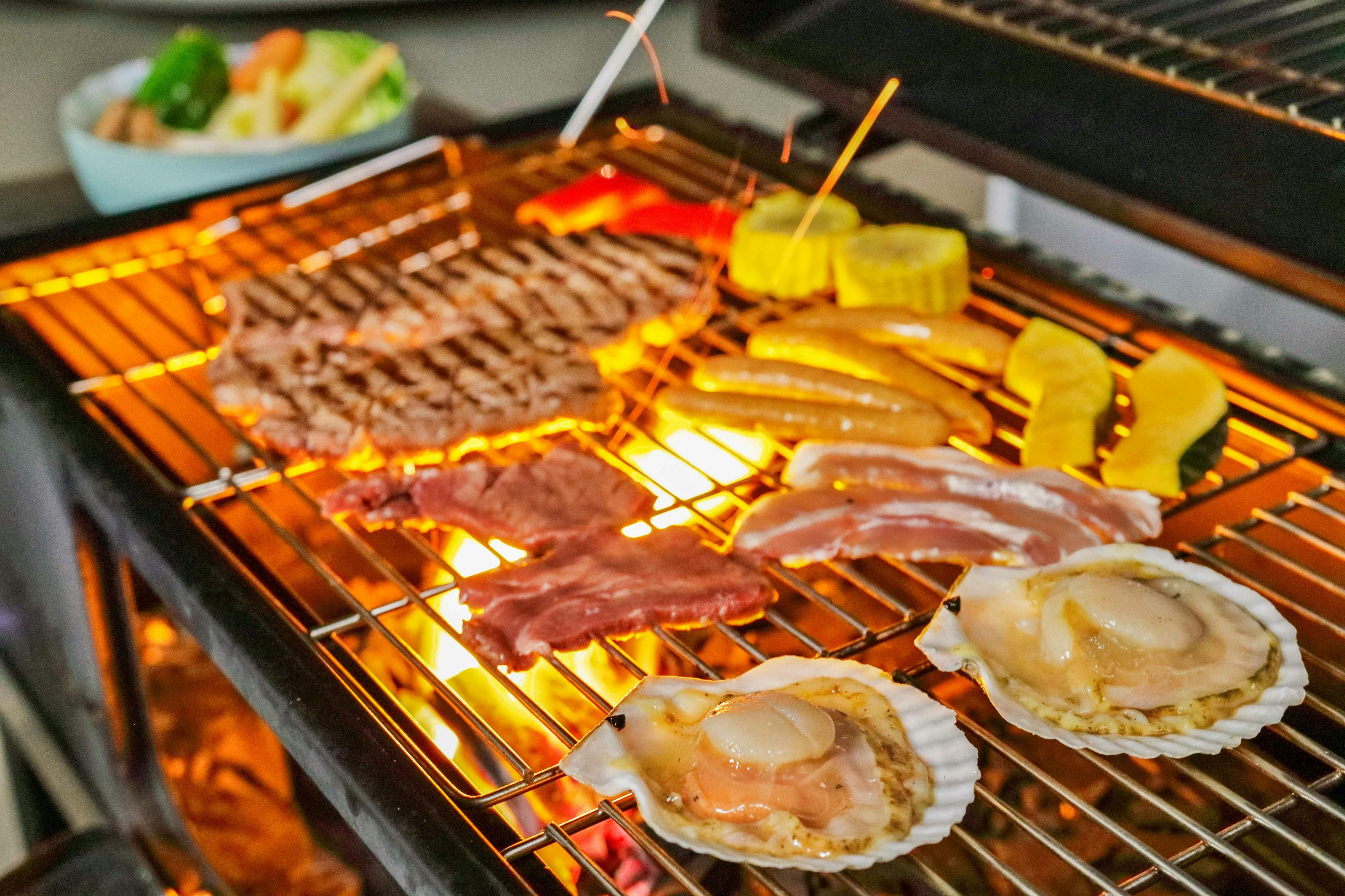 Nikmati hidangan laut dan hasil bumi yang dimasak dengan arang secara mewah.