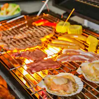 Nikmati hidangan laut dan hasil bumi yang dimasak dengan arang secara mewah.