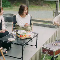 นำวัตถุดิบมาเองแล้วปิ้งบาร์บีคิวบนระเบียงเทอเรส