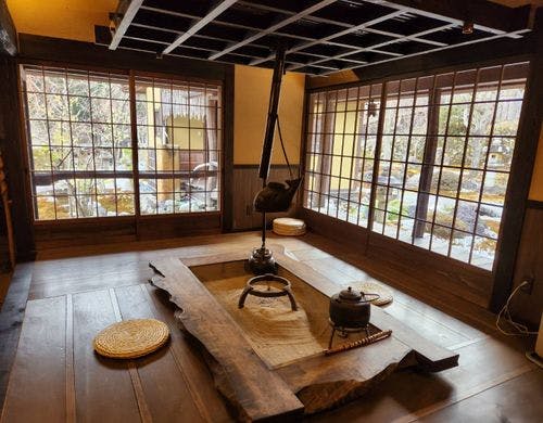 松葉のお宿の囲炉裏のあるお部屋です