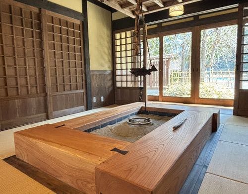 紅葉のお宿にある囲炉裏のあるお部屋です。