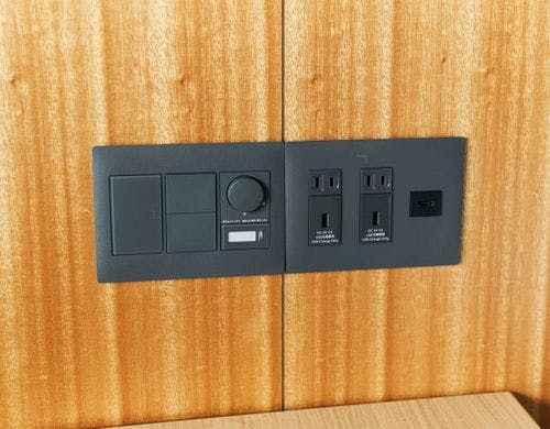 ヘッドボード　照明スイッチ・コンセント