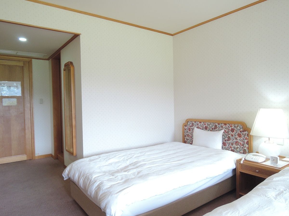 ตัวอย่างห้องพักเตียงคู่ในอาคารหลัก