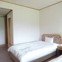 ตัวอย่างห้องพักเตียงคู่ในอาคารหลัก