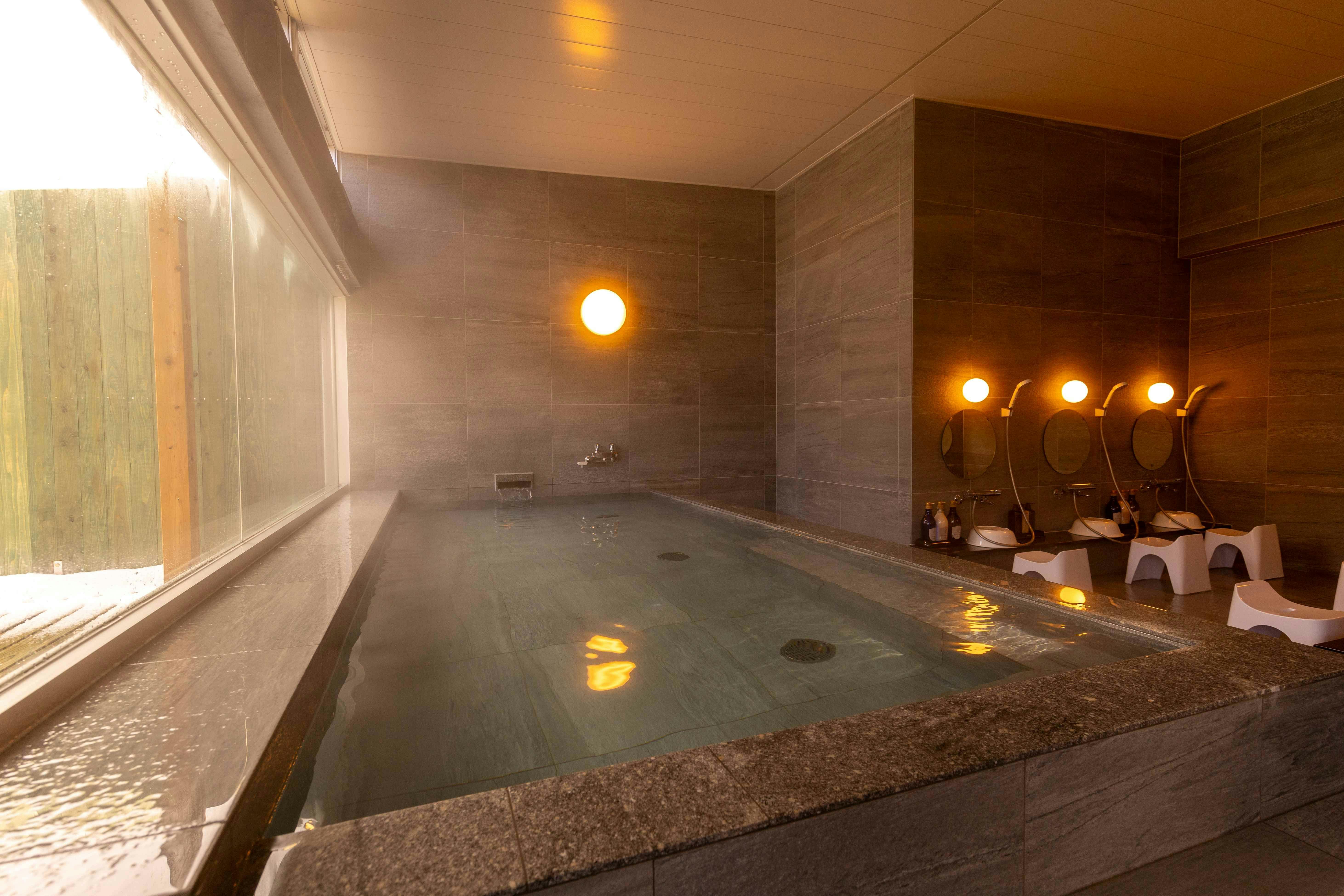 มีสปาพร้อมซาวน่า อ่างน้ำเย็น และระเบียงกลางแจ้ง