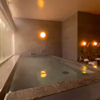 มีสปาพร้อมซาวน่า อ่างน้ำเย็น และระเบียงกลางแจ้ง