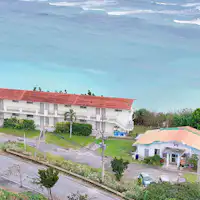 【Eksterior】Kiri adalah bangunan akomodasi, kanan adalah ruang makan.