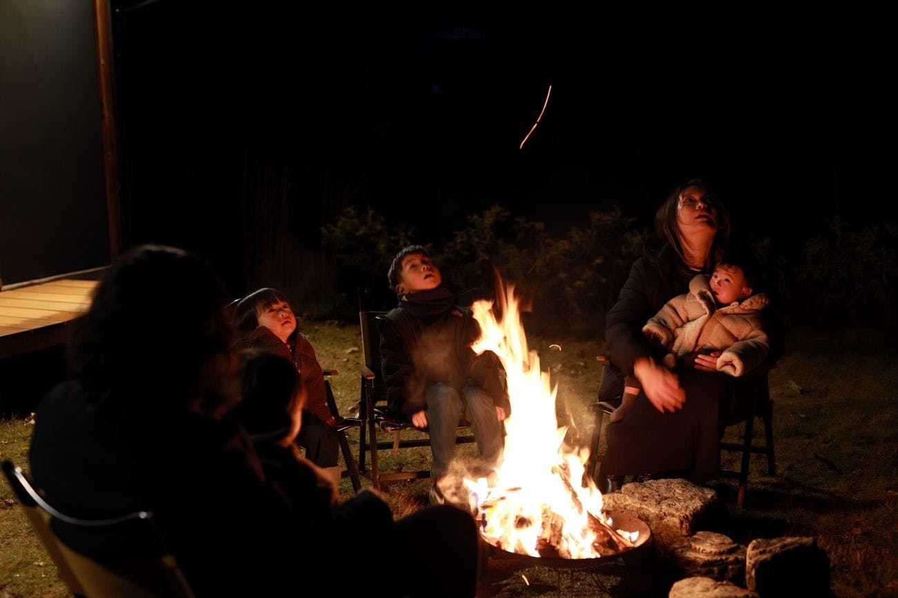 【Mita】Berkumpul di sekitar unggun api di taman.