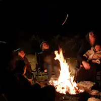 【Mita】Berkumpul di sekitar unggun api di taman.