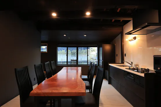 【Ume Kaoru】Nikmati hidangan di atas meja kayu berkualiti tinggi.