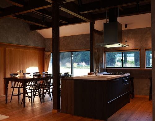 【美田】テラス窓から降り注ぐ自然光。