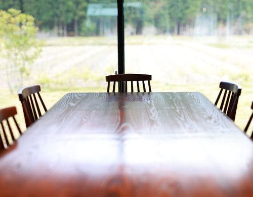 【美田】上質な木製テーブル。