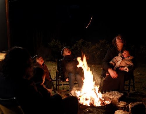 【美田】庭で焚き火を囲む。