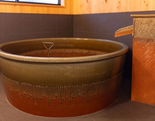 【梅香】信楽焼の大きな湯船。