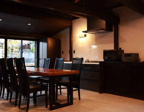 【梅香】こだわりの照明を設置。