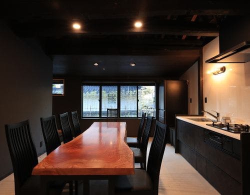 【梅香】上質な一枚板テーブルで食事を。