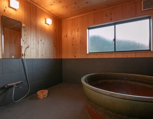 【梅香】信楽焼の大きな湯船。