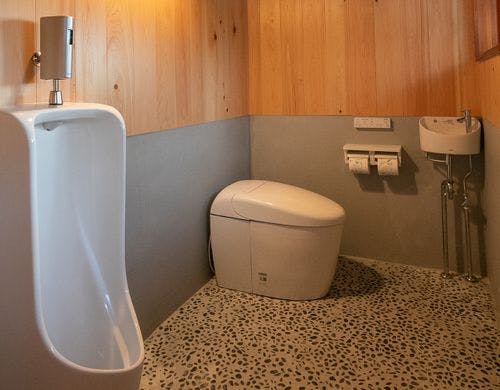 【梅香】洗浄機付トイレや男性用トイレも。