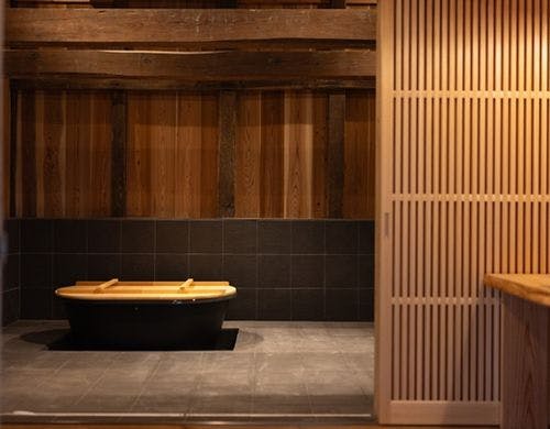 【木叢】広々とした陶器風呂は贅沢空間