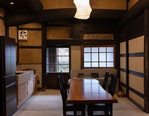 【木叢】大きな梁を楽しめる土間リビング