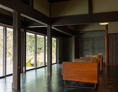 【木叢】大きな窓から外の緑を眺める幸せ。