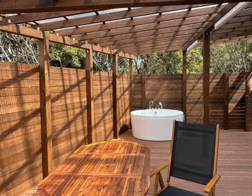 プライバシーに配慮したウッドデッキ。