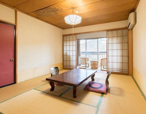 *【部屋（和室１０畳バストイレ付き）】