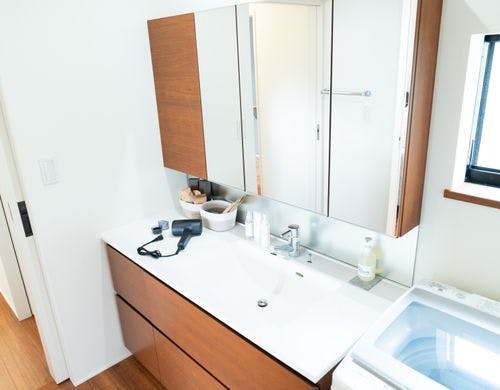 広々洗面台と収納付きミラーキャビネット