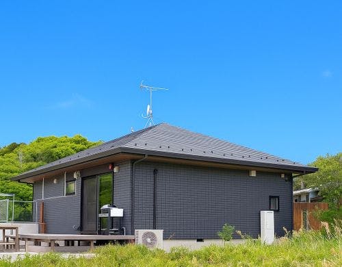 周囲の自然と調和する落ち着いた佇まい