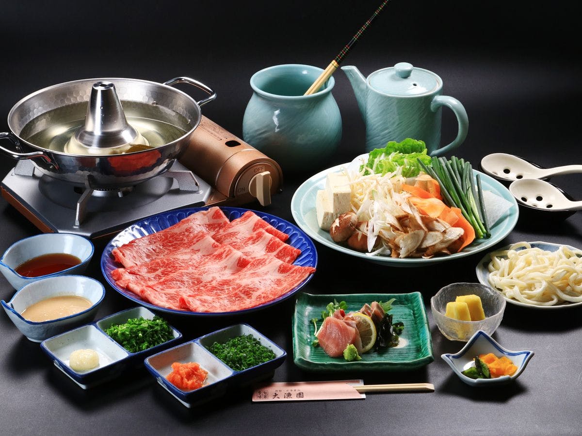 ชุดไคเซกิสไตล์ญี่ปุ่นพร้อมชาบูเนื้อวัวชิตะและปลาตามฤดูกาล*