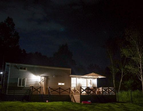 夜のトレーラーハウス