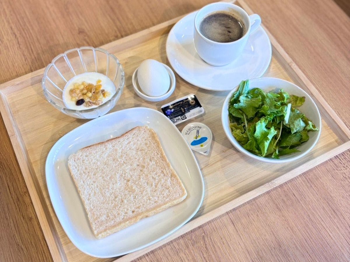 Kami menyediakan sarapan ringan gratis.