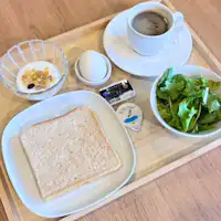 Kami menyediakan sarapan ringan gratis.