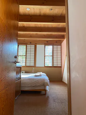 ห้องสไตล์ตะวันตกเรียบง่ายและสะดวกสบาย