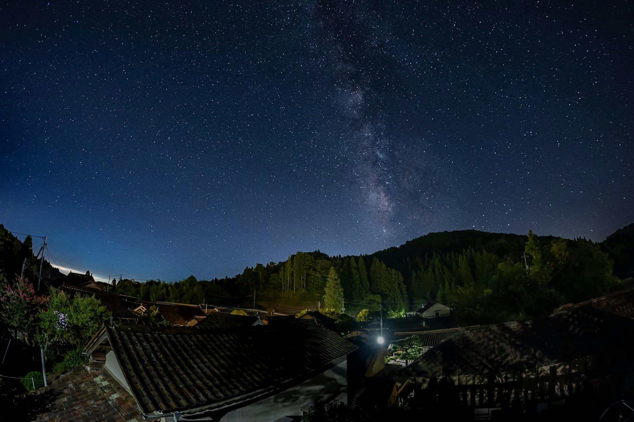 ท้องฟ้าเต็มไปด้วยดวงดาวระยิบระยับราวกับเอื้อมถึง