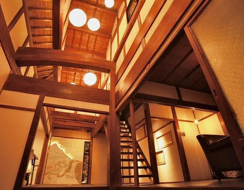 玄関には開放感のある吹き抜けがあります。