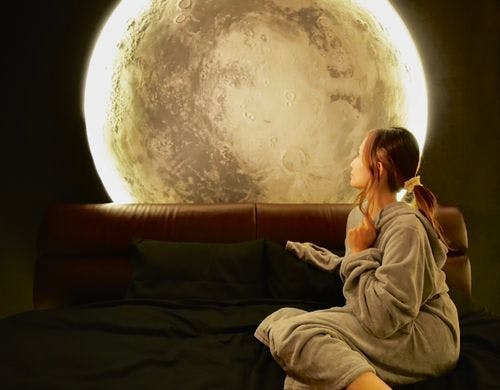 二階の寝室には巨大な月の壁画