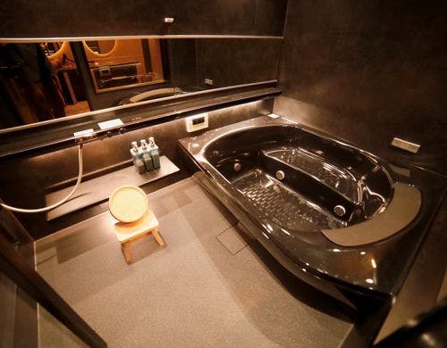 中庭を眺めながらゆったりと楽しめる風呂