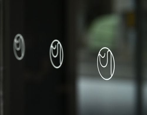 ホテル八ツのロゴ