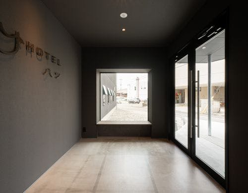 シンプルなエントランスで、快く出迎えます