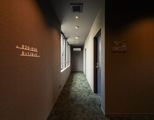 落ち着いた雰囲気の廊下