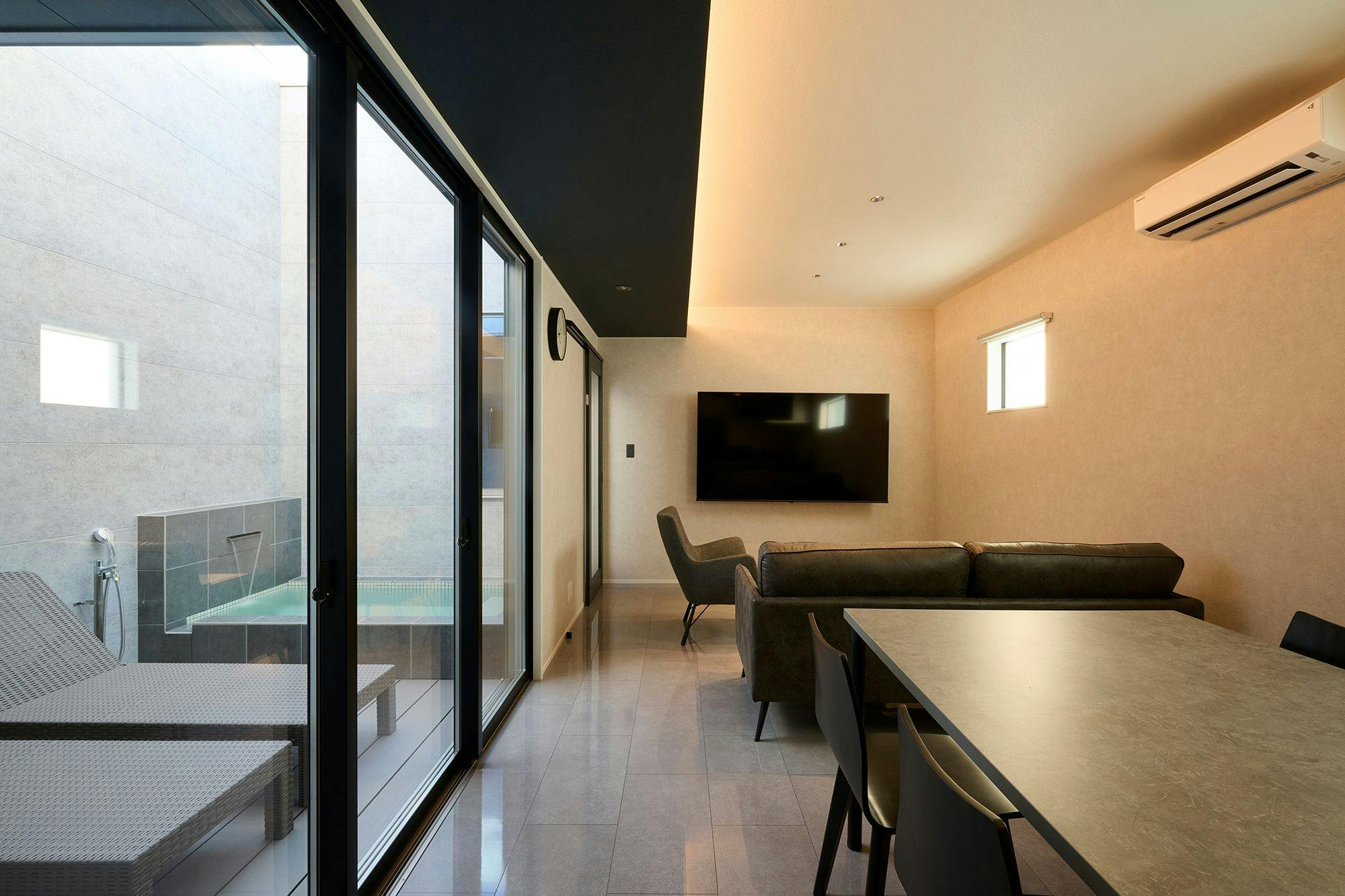 BASE ONE-거실 및 다이닝 공간・중정