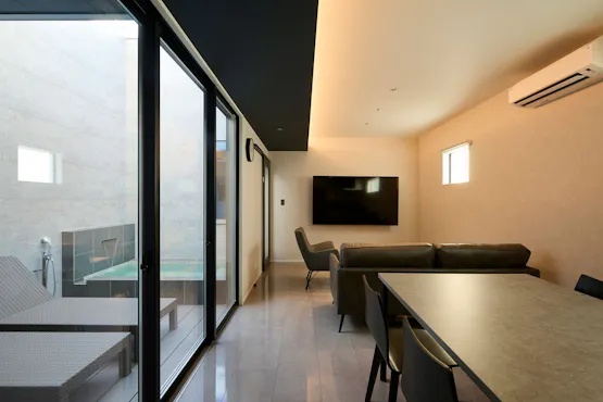 BASE ONE-거실 및 다이닝 공간・중정